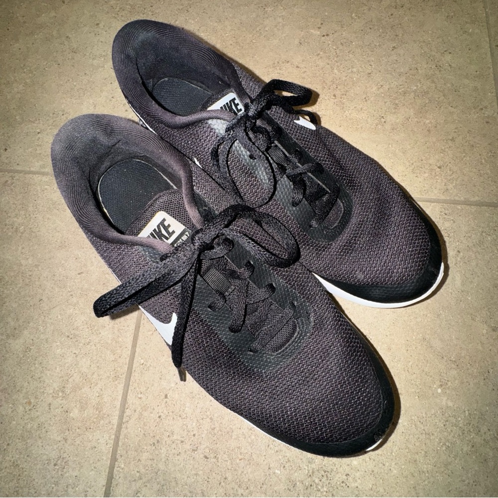 Women’s Nike, volleyball sneakers, sz 8.5 - Picture 3 of 5